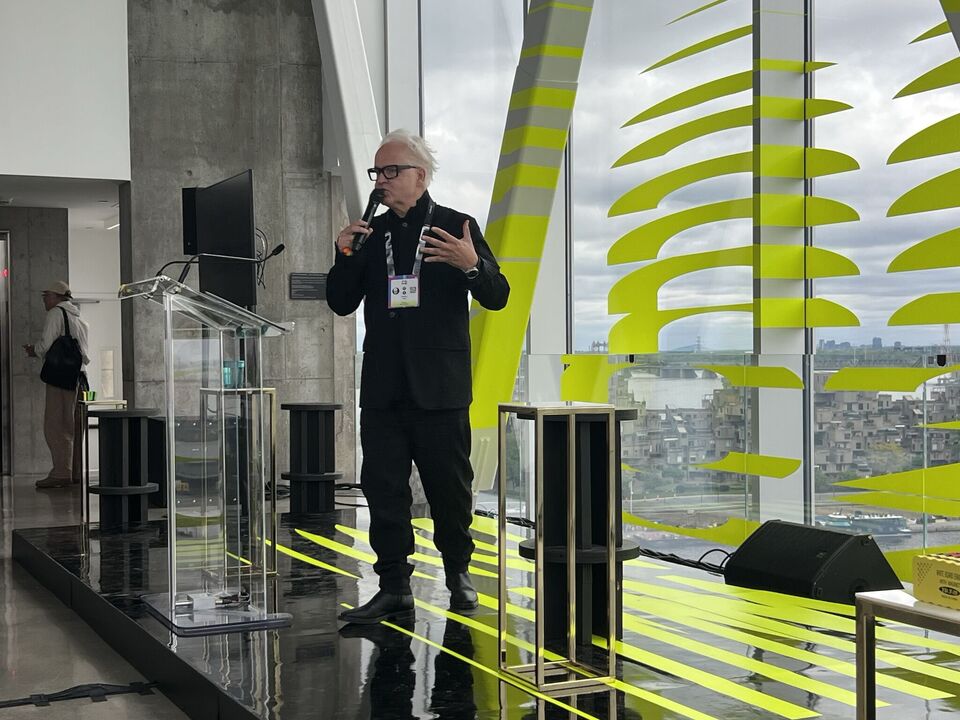 Andrew King lors d'une conférence à C2 Montréal