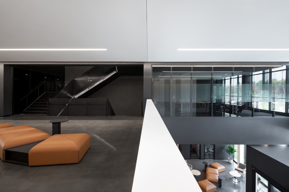 Vue plongeante de la mezzanine avec mobilier au centre administratif de Metro à Terrebonne