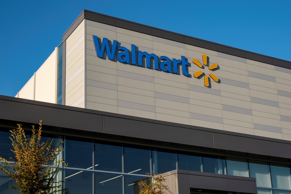 Facade supérieure du centre de distribution Walmart à Surrey, CB