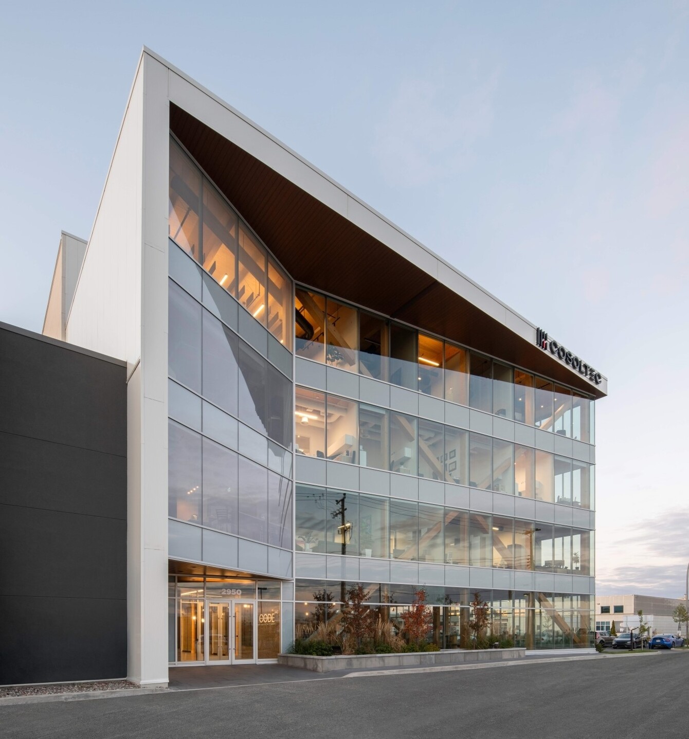 Facade principale en angle des bureaux de Cosoltec au Code 440, Laval